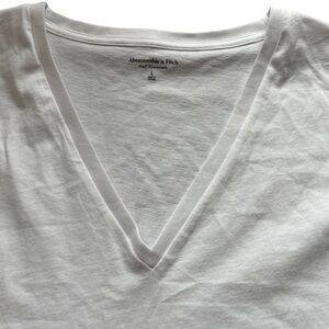 Abercrombie & Fitch Crisp White V-Neck Tee Women’s Size Large